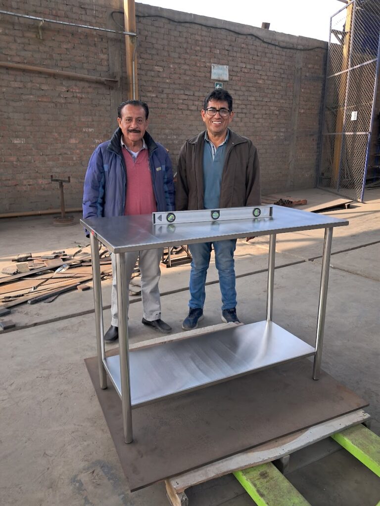Cliente satisfecho recibiendo mesa de acero inoxidable de ACERCON