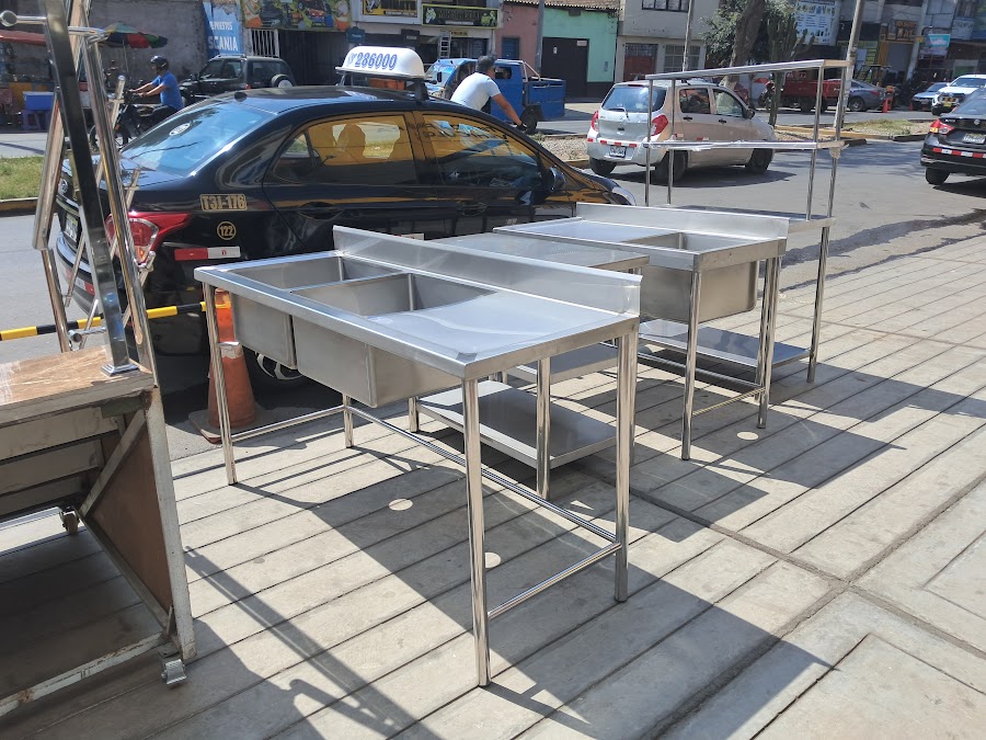 Entrega de mesas y lavaderos de acero inoxidable a cliente