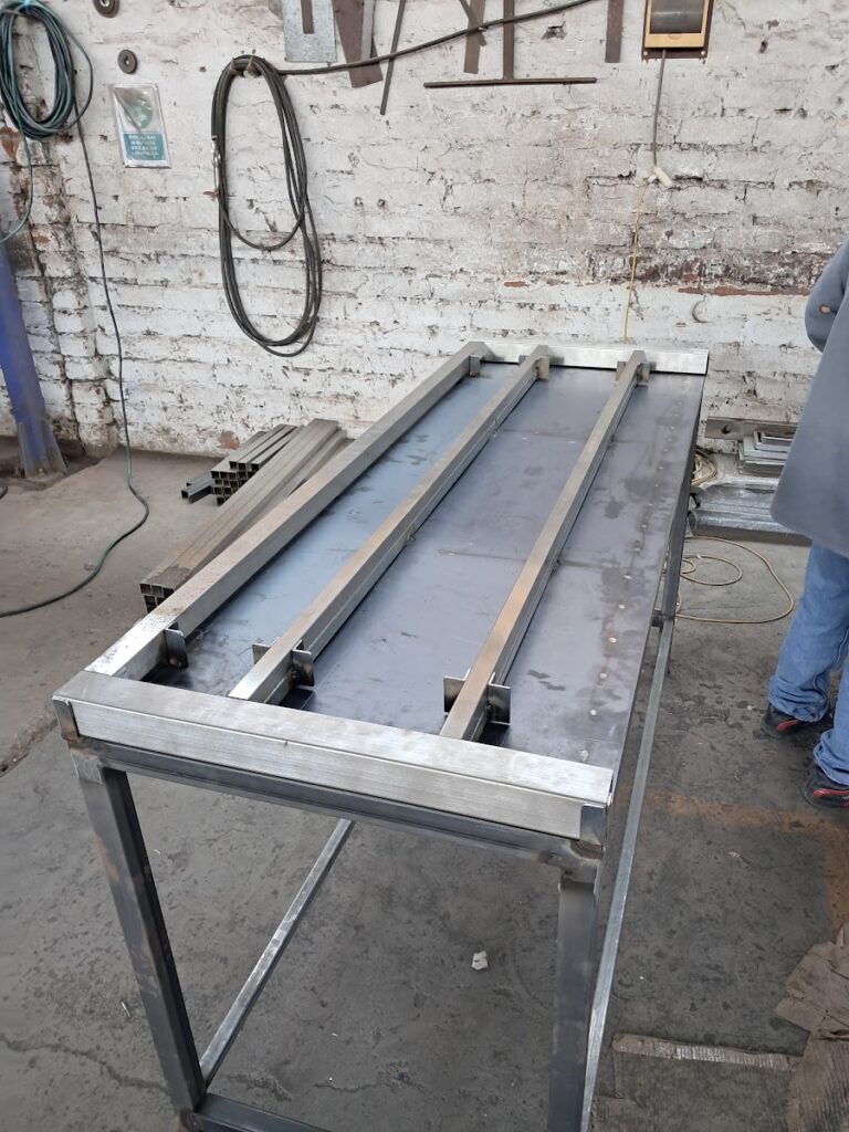 Fabricación de mesa de acero inoxidable en taller ACERCON