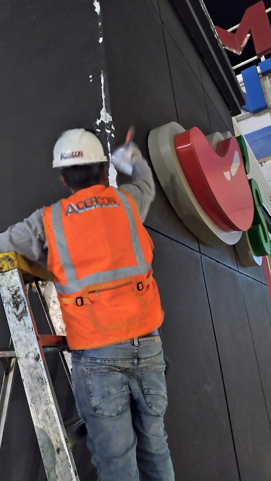 Instalación de letrero en tienda retail por ACERCON