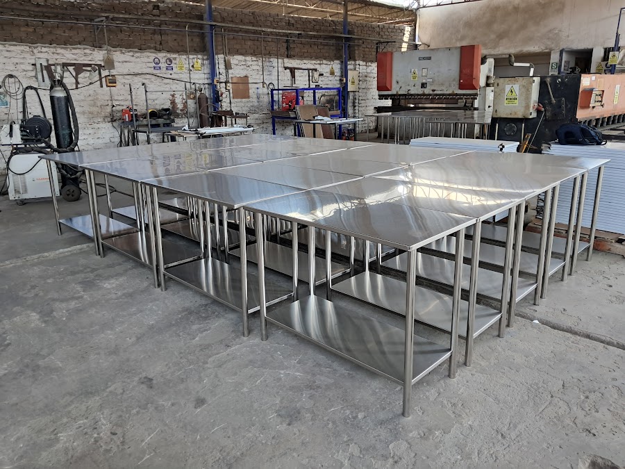 Lote de mesas de acero inoxidable terminadas en el taller ACERCON