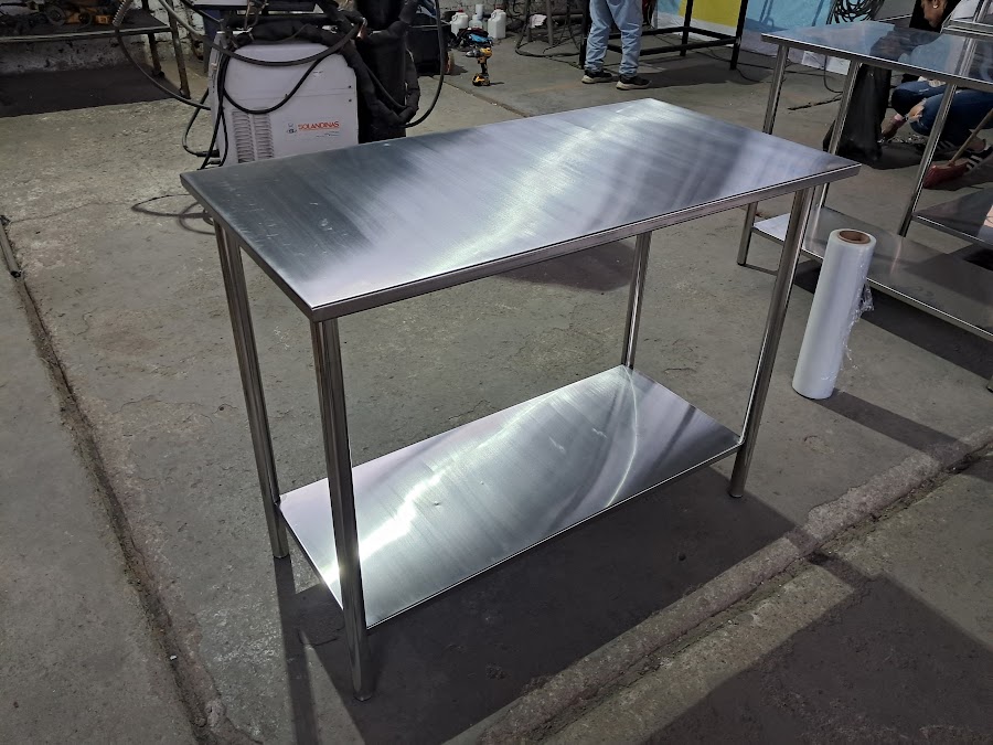 Mesa de acero inoxidable terminada, fabricada por ACERCON
