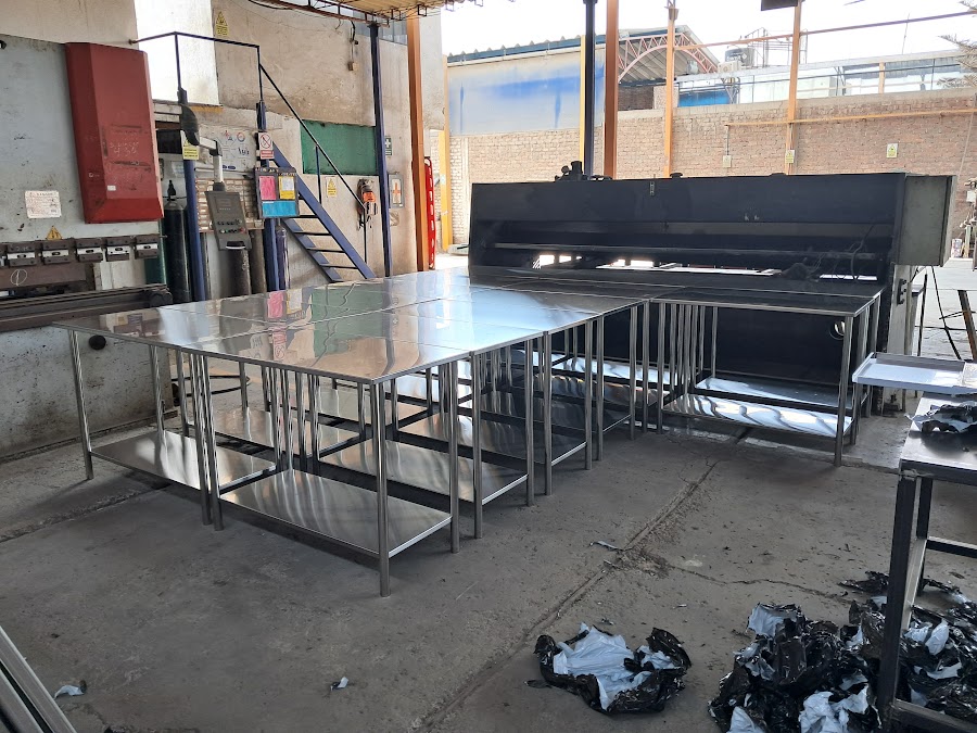 Producción de mesas de acero inoxidable en el taller de ACERCON