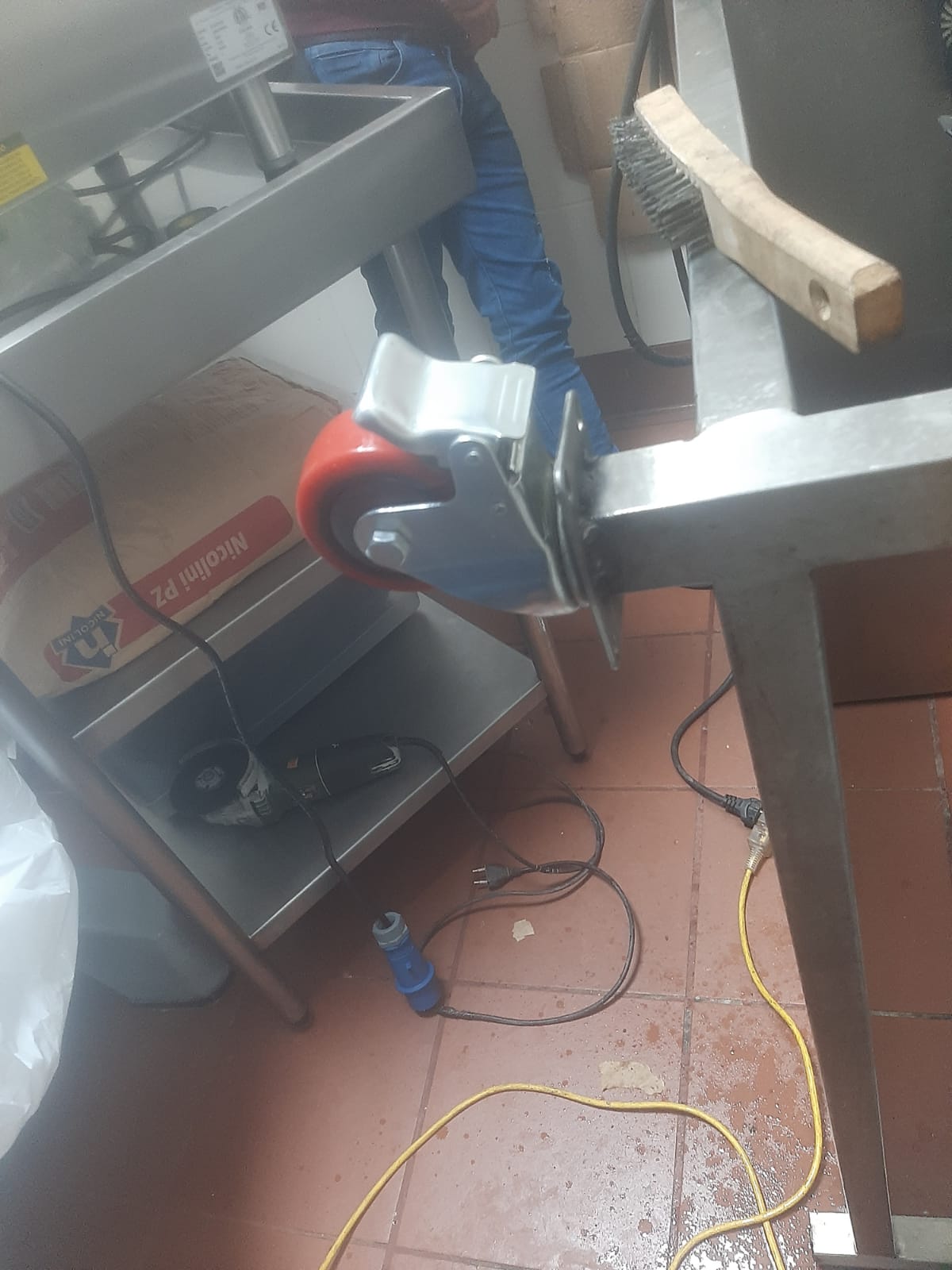 Cambio de garruchas en equipo de cocina industrial
