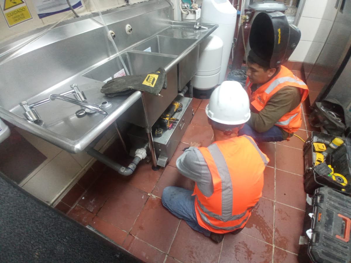 Cuadrilla ACERCON en mantenimiento de cocina comercial