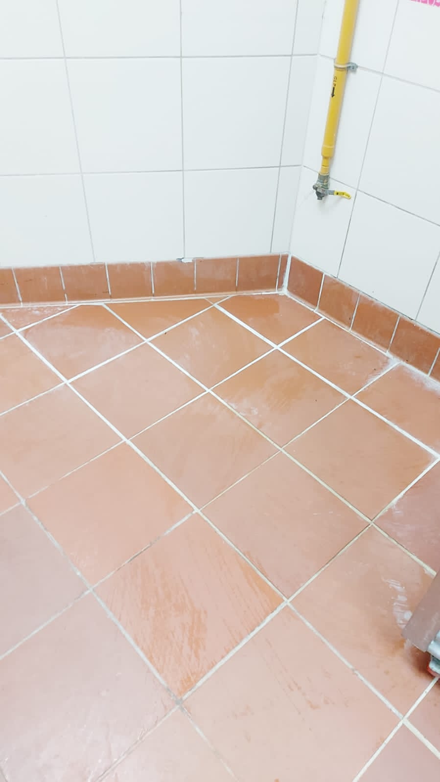Enchapado de piso y pared en local comercial