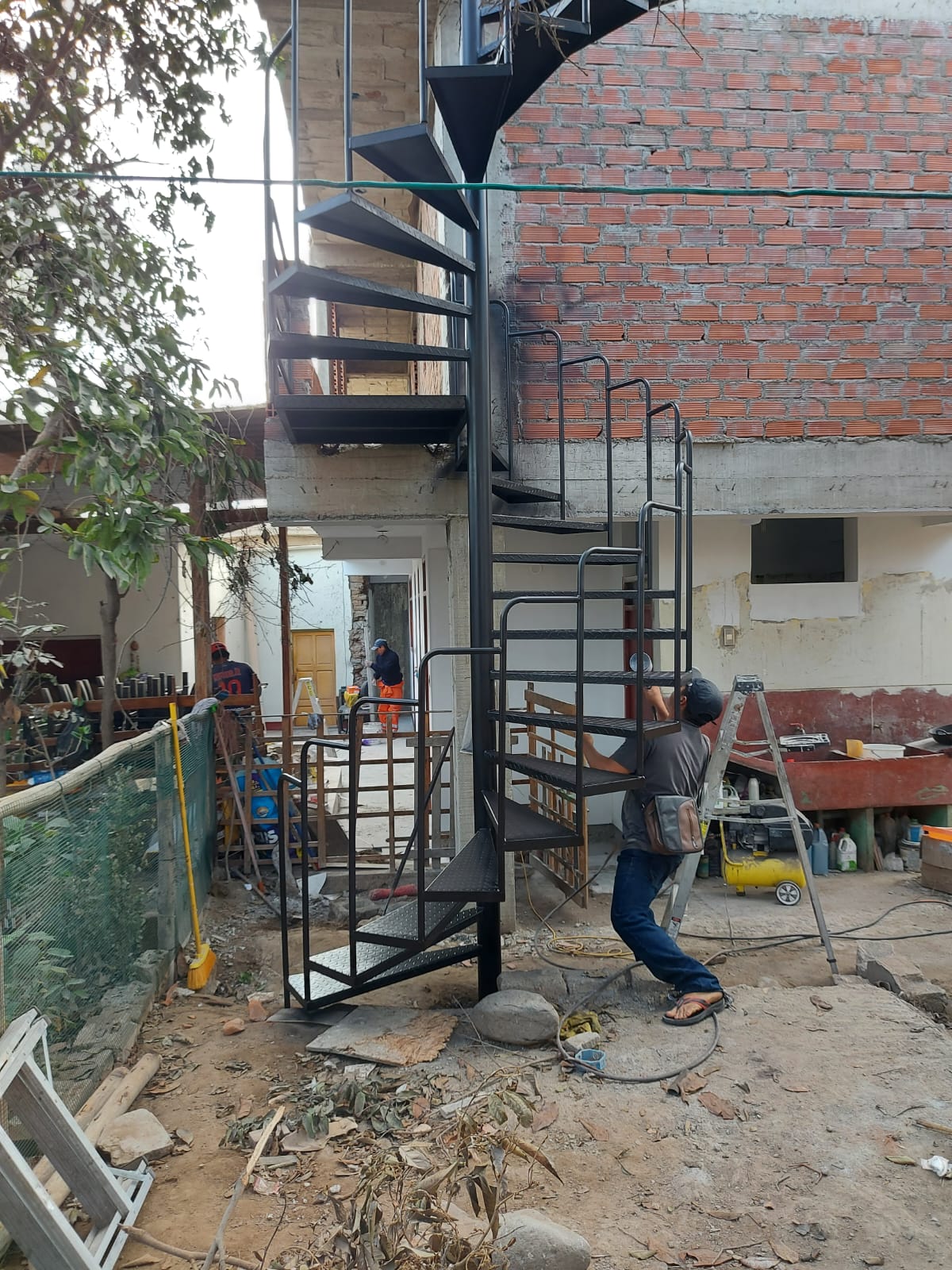 Escalera de caracol metálica fabricada por ACERCON