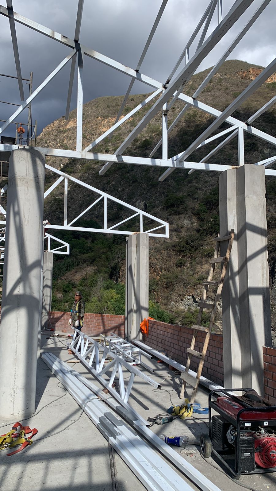 Montaje de estructura metálica de techo en obra
