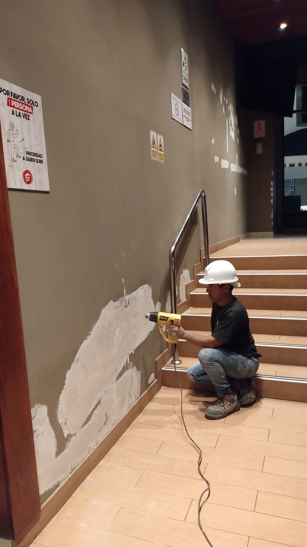 Trabajos de acabados en acceso de local comercial