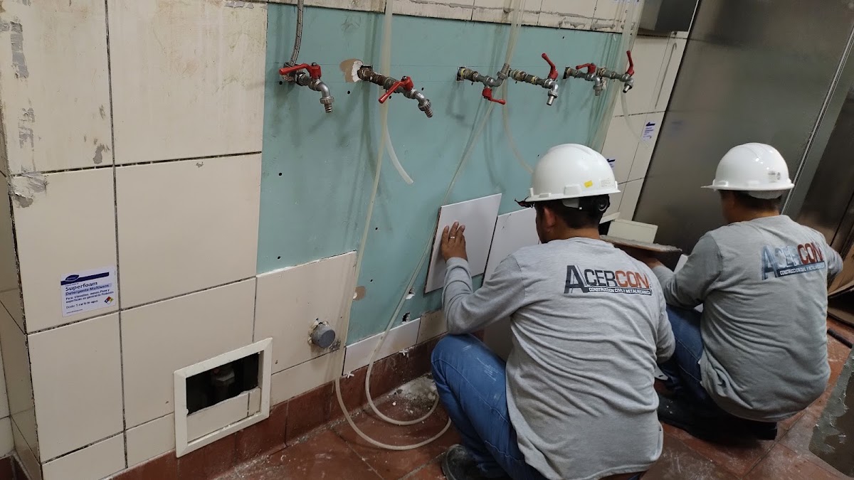 Personal ACERCON uniformado en trabajos de instalación