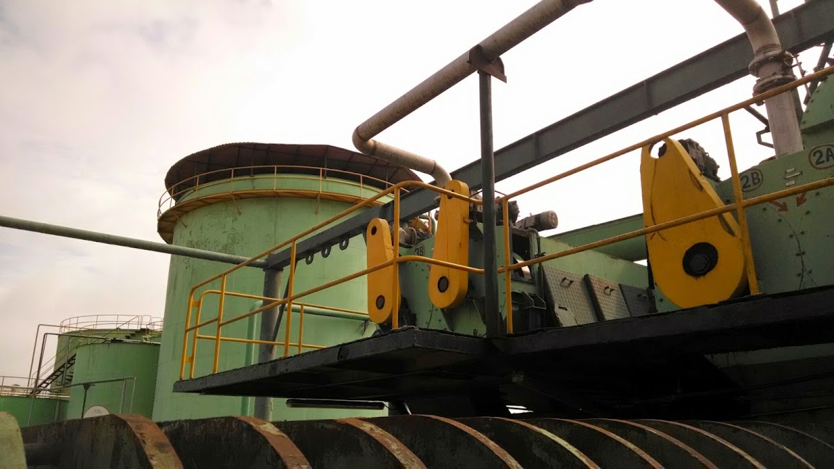 Plataforma y barandas metálicas en planta industrial, Malabrigo