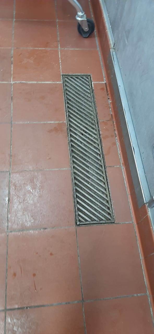 Rejilla de canaleta fabricada e instalada en cocina