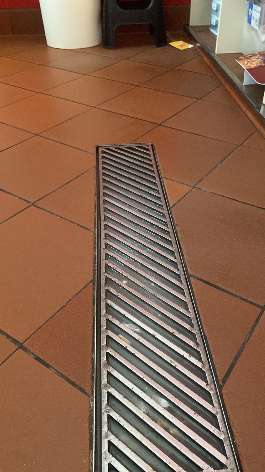 Rejilla metálica de piso instalada en cocina comercial
