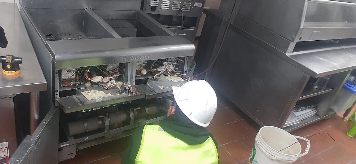 Técnicos ACERCON en mantenimiento de equipos de cocina