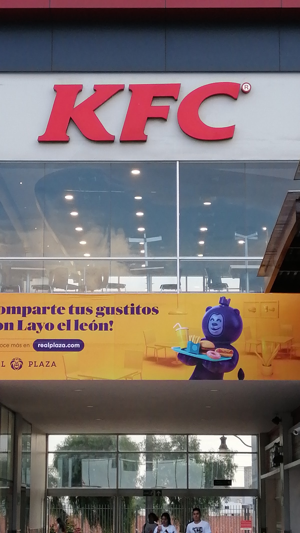 Trabajos de mantenimiento en tienda KFC